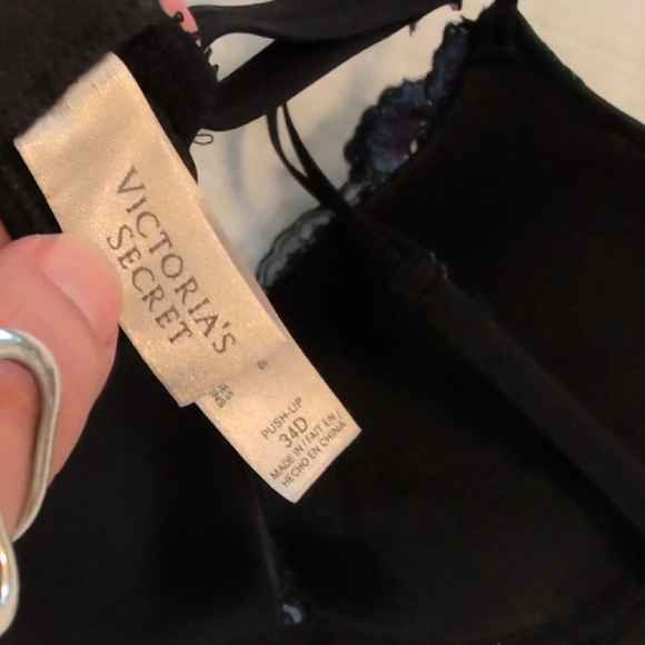 Victoria's Secret Black and Blue Floral Lace Bra - Picture 9 of 12